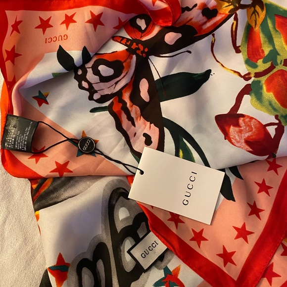 Gucci luxurious Silk scarf - Picture 6 of 11